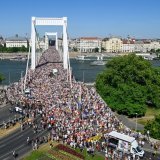 La marche des fiertés à Budapest a connu une affluence record, un camouflet pour le premier ministre Orban, selon un analyste. KEYSTONE/EPA/SZILARD KOSZTICSAK